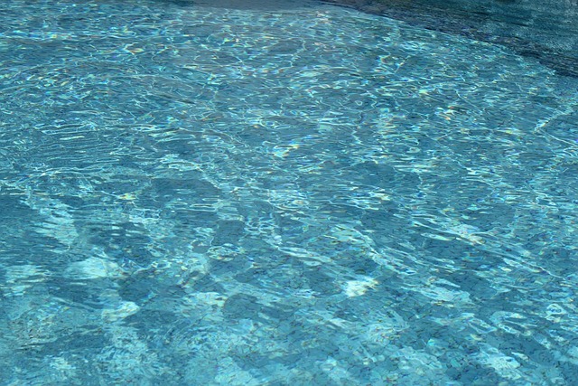 čistá voda v bazénu